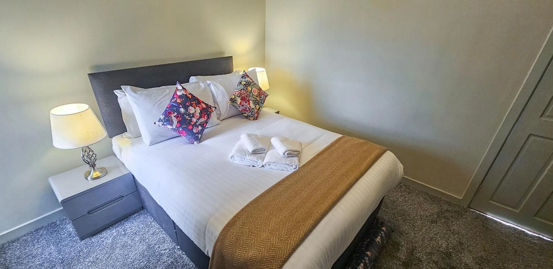 Royal Mile - Bright 2 Bedroom Apartment Edinburgh