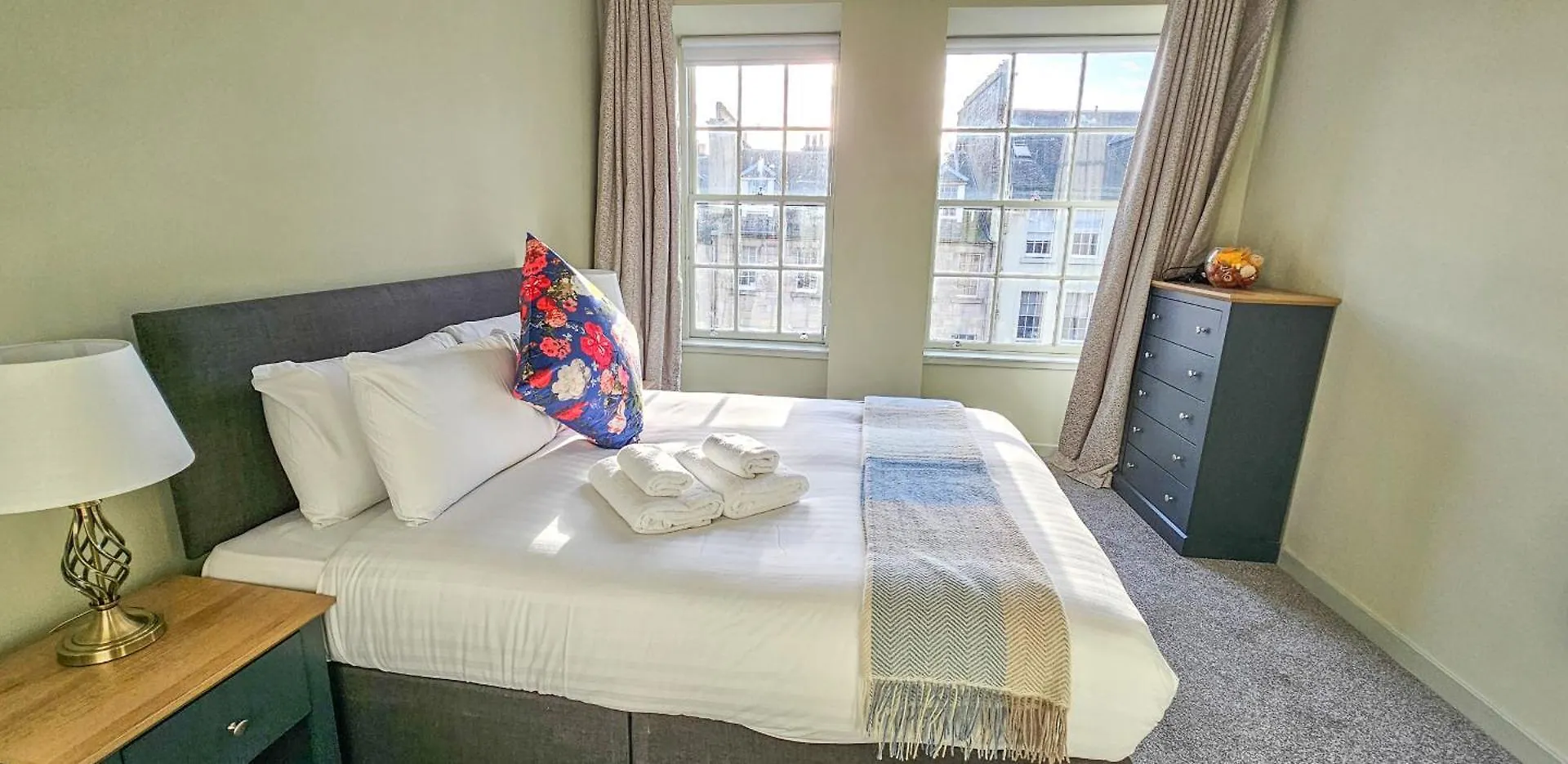 Royal Mile - Bright 2 Bedroom Apartment Edinburgh