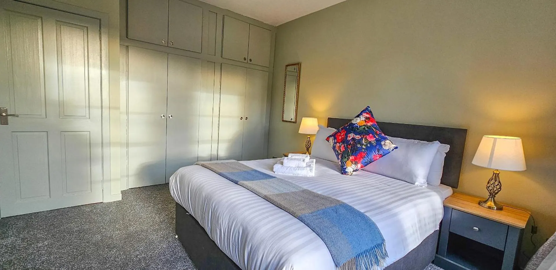 Royal Mile - Bright 2 Bedroom Apartment Edinburgh