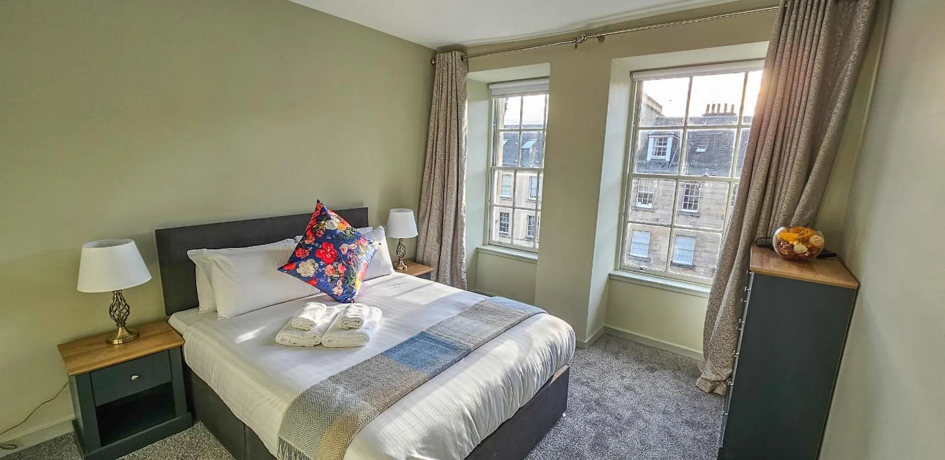 Royal Mile - Bright 2 Bedroom Apartment Edinburgh 0*,