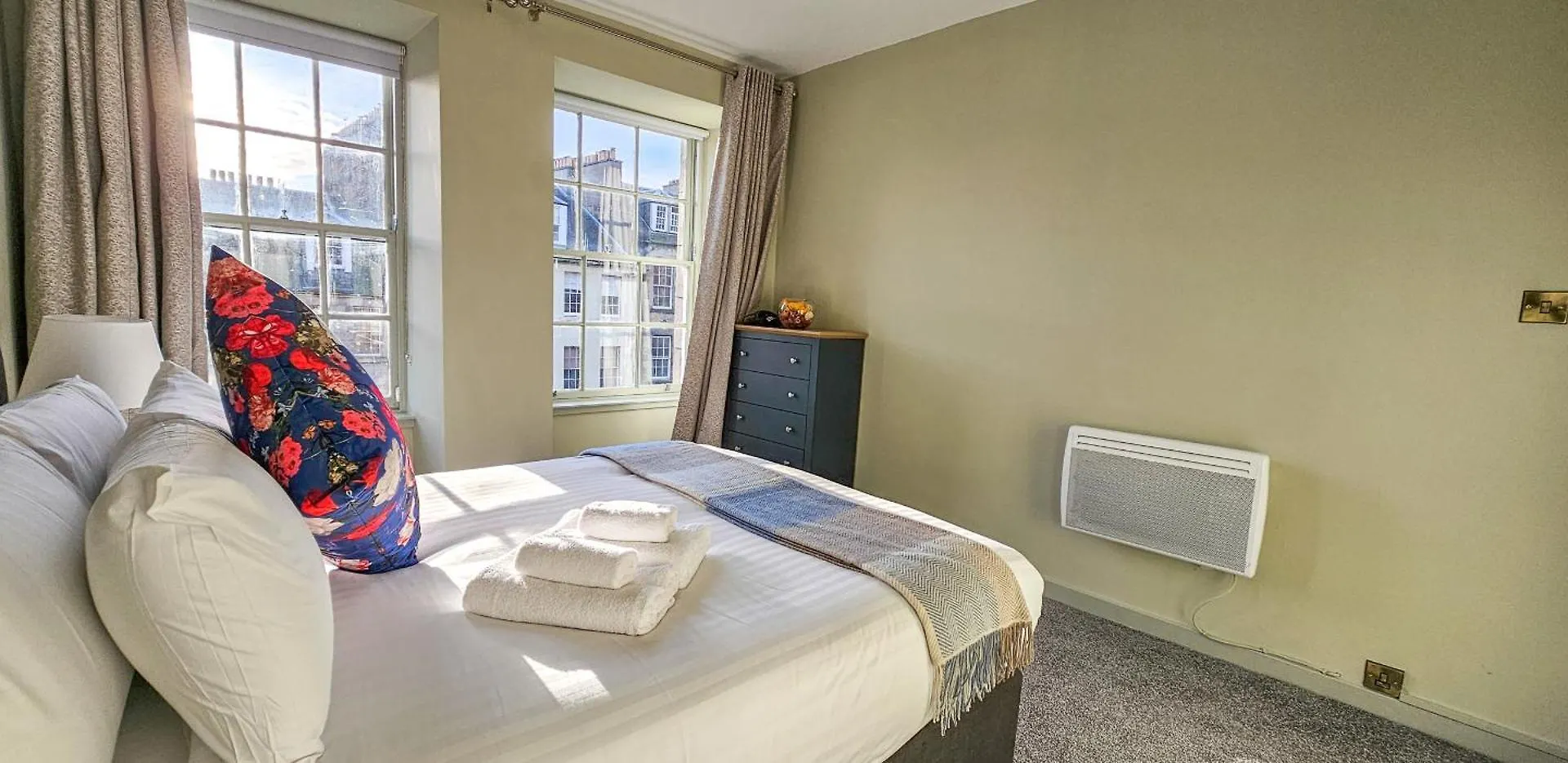 Royal Mile - Bright 2 Bedroom Apartment Edinburgh