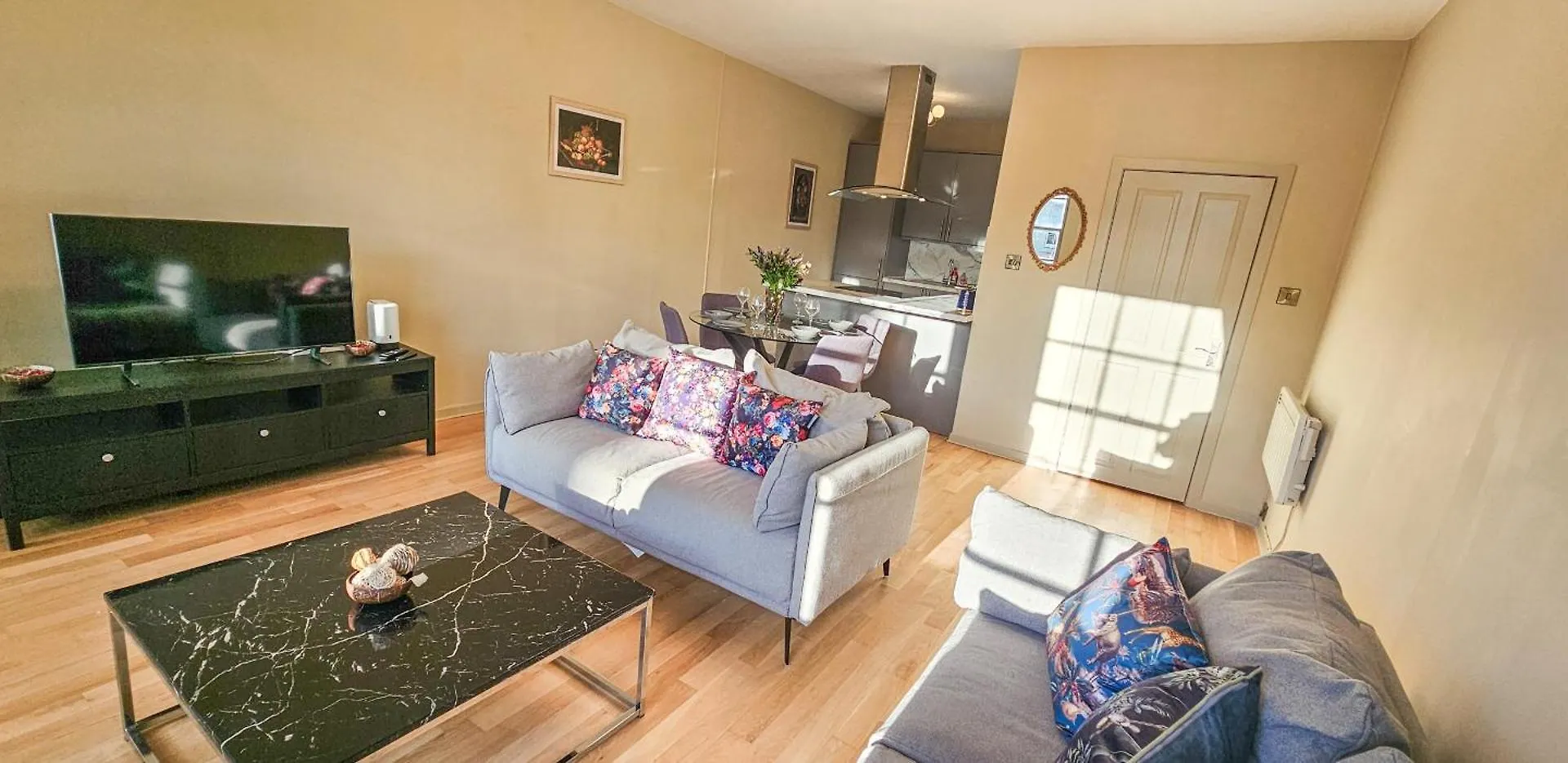 Royal Mile - Bright 2 Bedroom Apartment Edinburgh