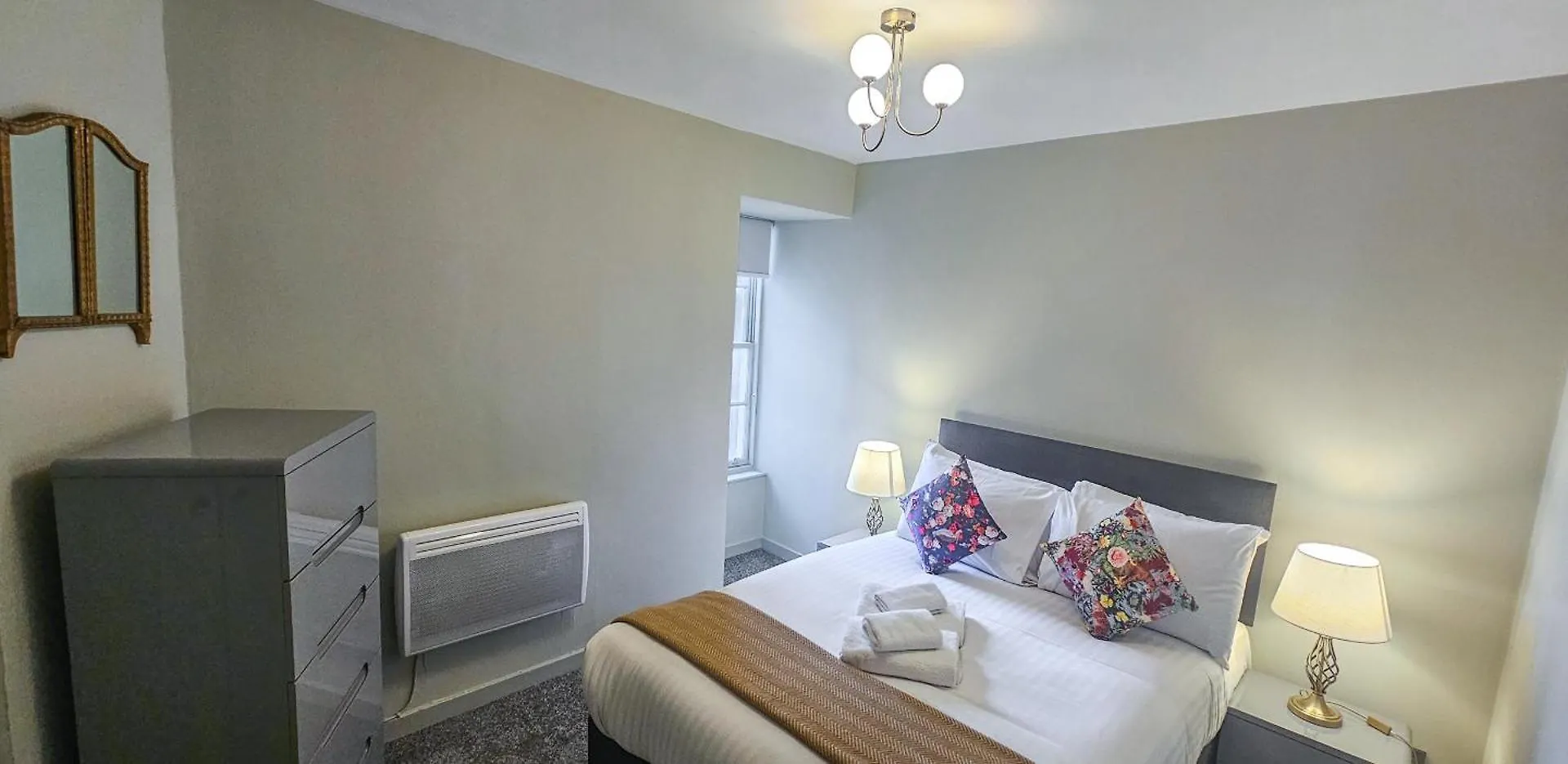 Royal Mile - Bright 2 Bedroom Apartment Edinburgh 0*,