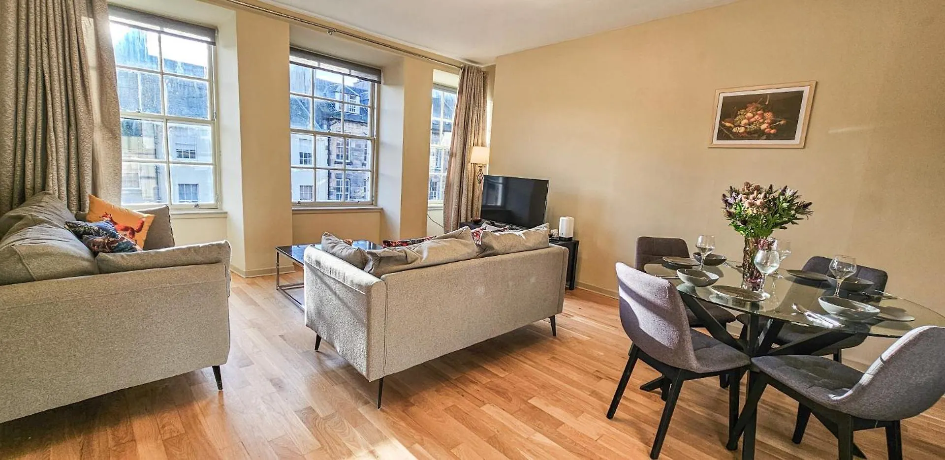 Royal Mile - Bright 2 Bedroom Apartment Edinburgh