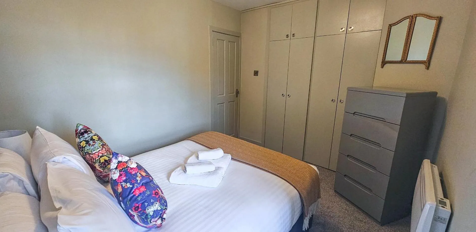 Royal Mile - Bright 2 Bedroom Apartment Edinburgh